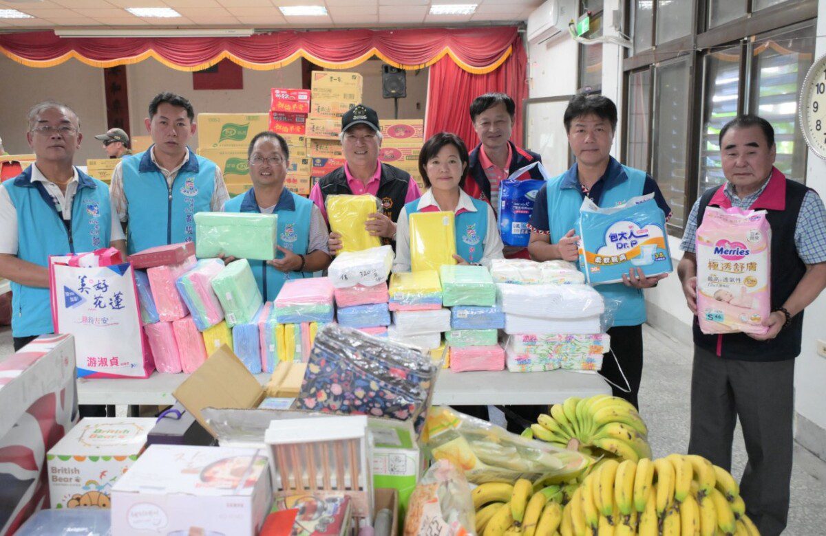 游淑貞伴道教聯合會與多宮廟社團運送三台大貨卡物資、工具馳援光復鄉