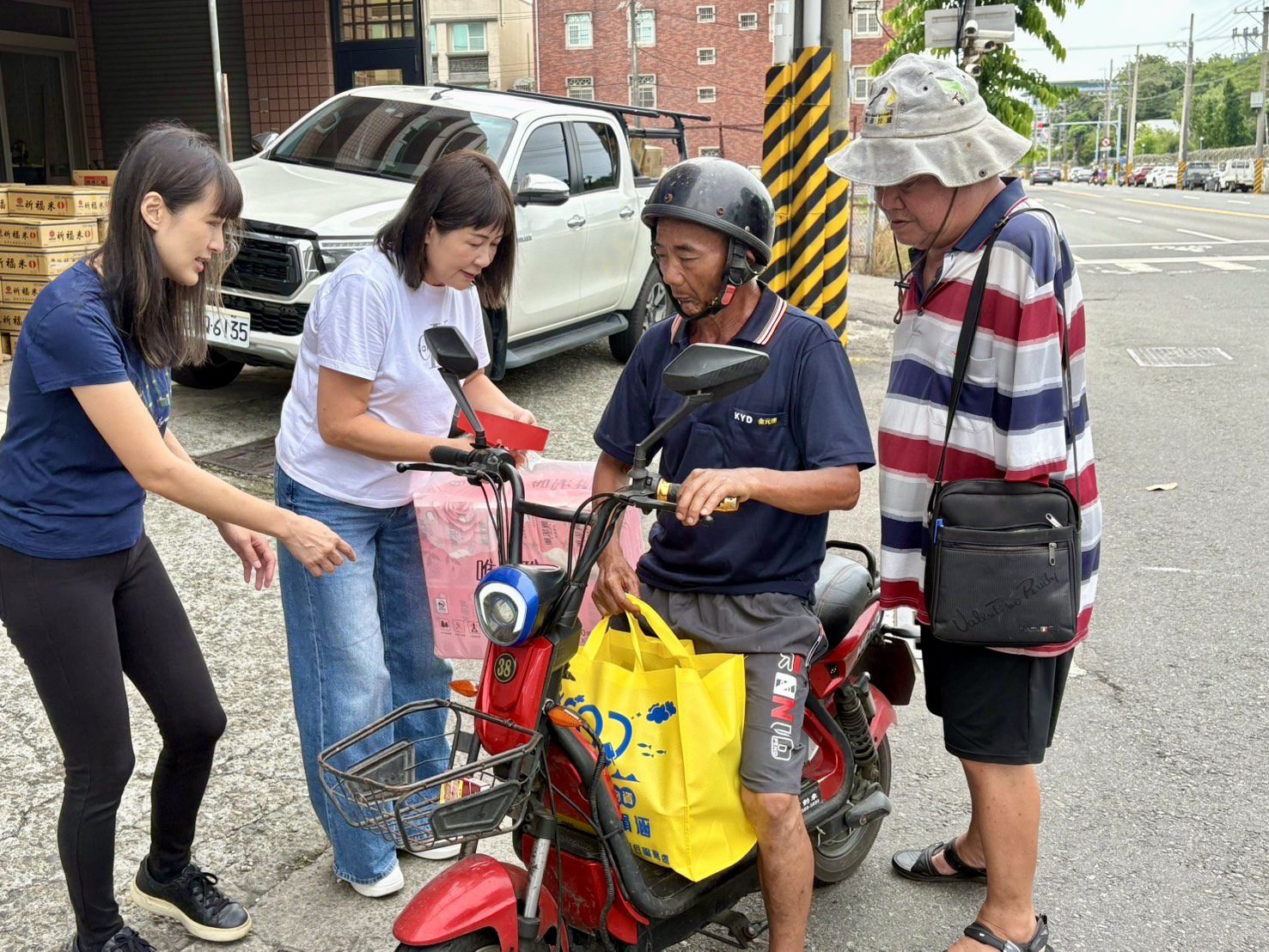陸淑美議員與女兒黃韻涵 聯手發放白米及民生物資 持續守護弱勢家庭 陸淑美議員與女兒黃韻涵 聯手發放白米及民生物資 持續守護弱勢家庭