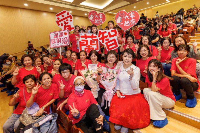 「歡唱滿人間」慈濟宜蘭園區熱鬧開唱! 簡文秀返鄉吟中秋 「歡唱滿人間」慈濟宜蘭園區熱鬧開唱! 簡文秀返鄉吟中秋