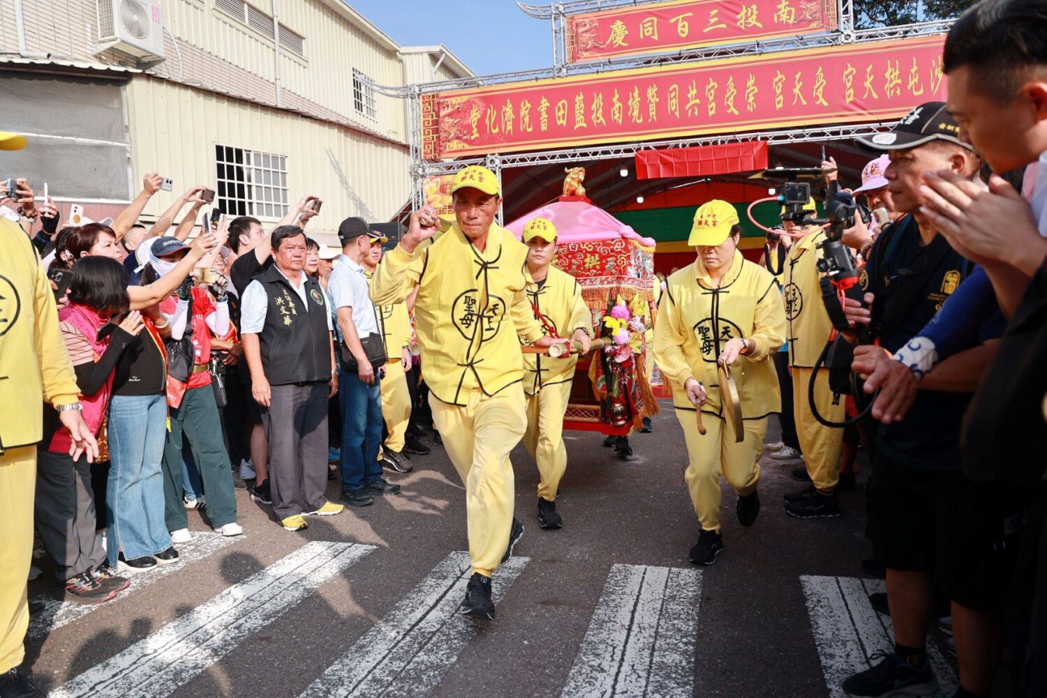 白沙屯媽祖贊境南投市 上萬信眾歡喜迎接
