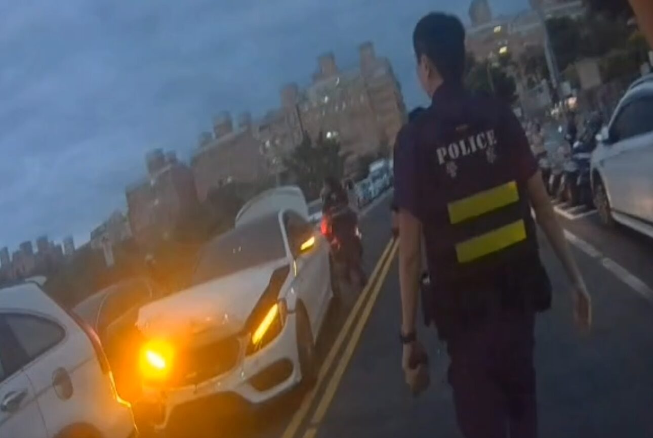 男路口猛撞2車還上演全武行 車內搜出這2物尷尬了