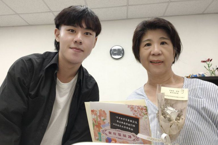 教師節表揚傑出教師 感恩花束傳遞師生情誼 教師節表揚傑出教師 感恩花束傳遞師生情誼