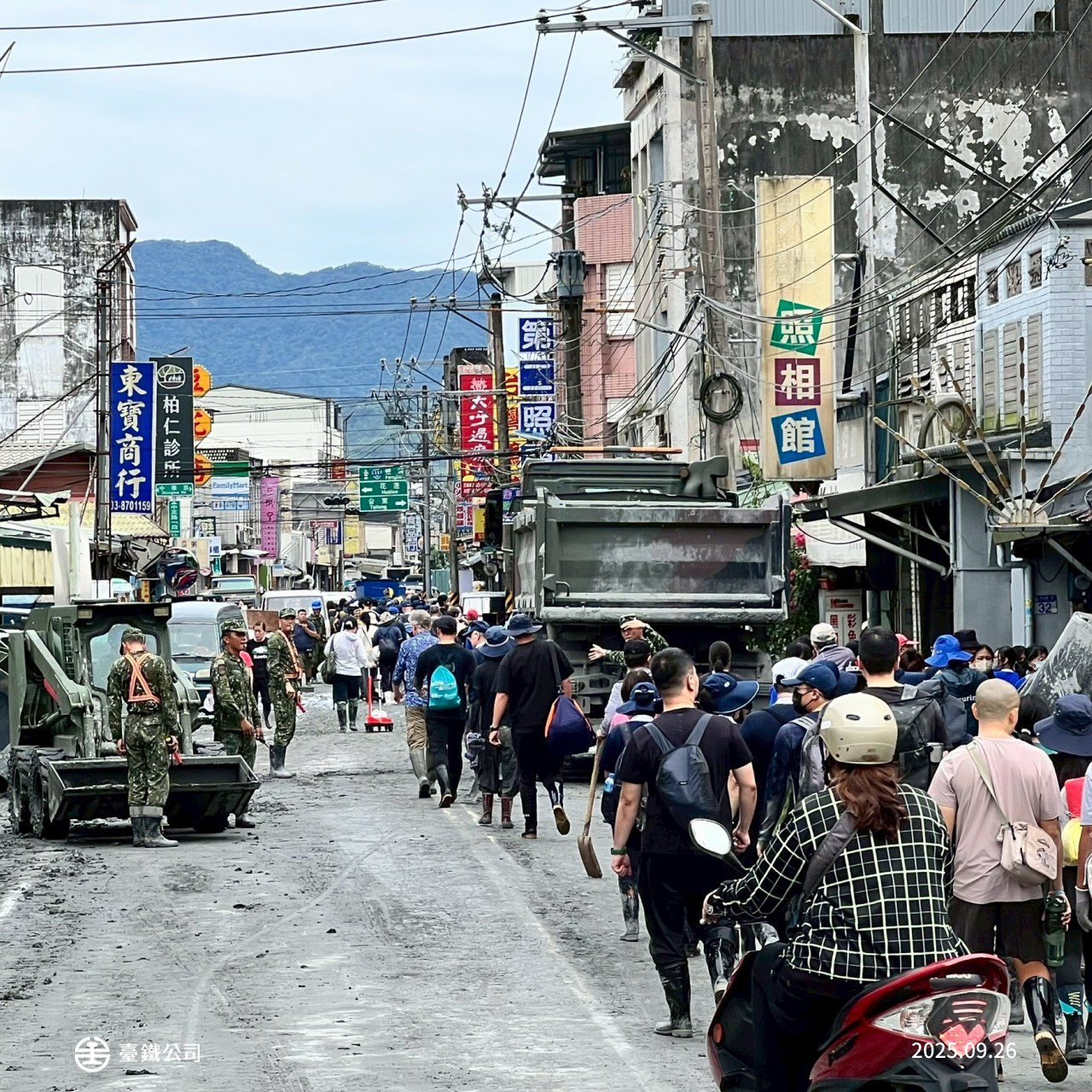 花蓮災區湧入鏟子超人 展現台灣最暖互助精神 花蓮災區湧入鏟子超人 展現台灣最暖互助精神