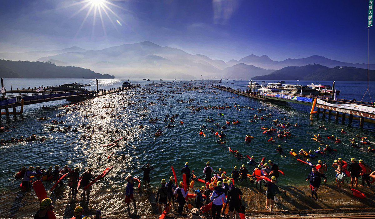 日月潭國際萬人泳渡逾2.4萬人下水　馬英九連12年參加喊「游泳讓人年輕」