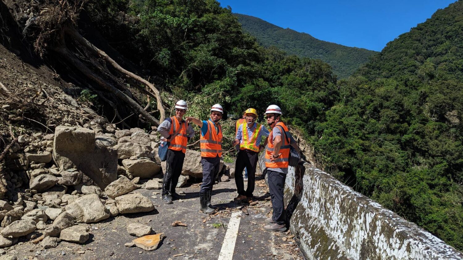 翻山越嶺點亮希望  台電台東區處徒步挺進利稻、霧鹿村重建電力
