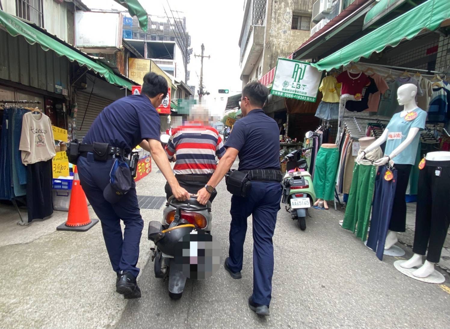 老翁購物突暈倒 頭家警挺身守護長者 老翁購物突暈倒 頭家警挺身守護長者