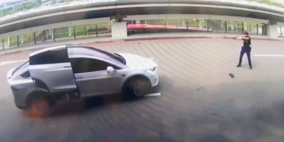 白牌車桃機非法攬客拒檢 航警開8槍制止駕駛遭壓制送辦