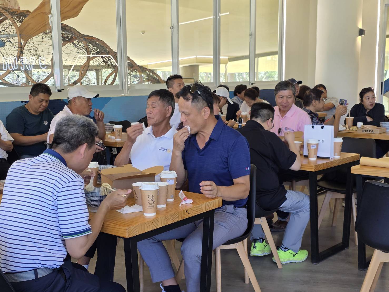 國際扶輪3490地區宜蘭第一、二分區AG以及社長和祕書也集合在宜蘭頭城外澳海灘場堪並籌畫9/20淨灘當天的活動規劃。