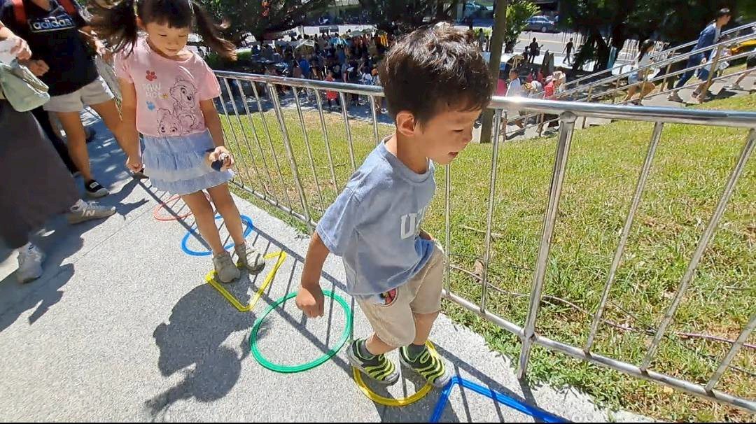 活動現場有不少闖關遊戲，小朋友一一闖關，認真的模樣，讓不少家長拿著手機捕捉最精彩的畫面。