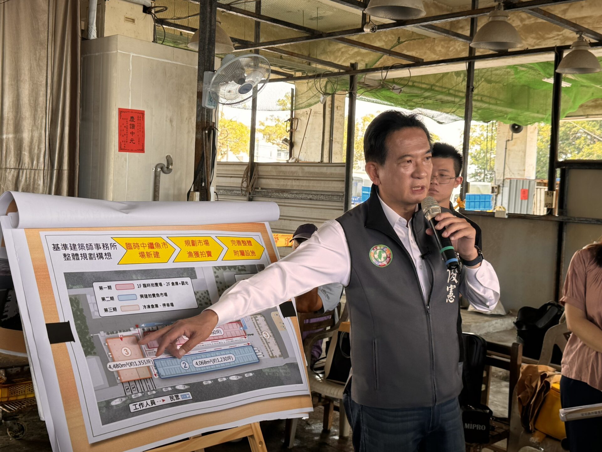 鋼筋外露、水泥塊剝落　立委林俊憲疾呼：安平魚市場重建不能再拖