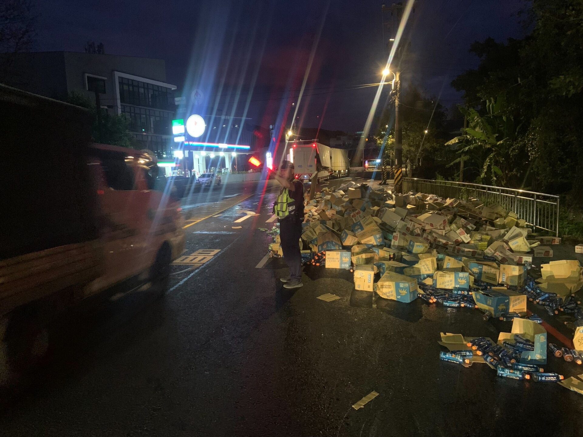 大量貨物散落佔據馬路 聯結車駕駛大意吃罰單