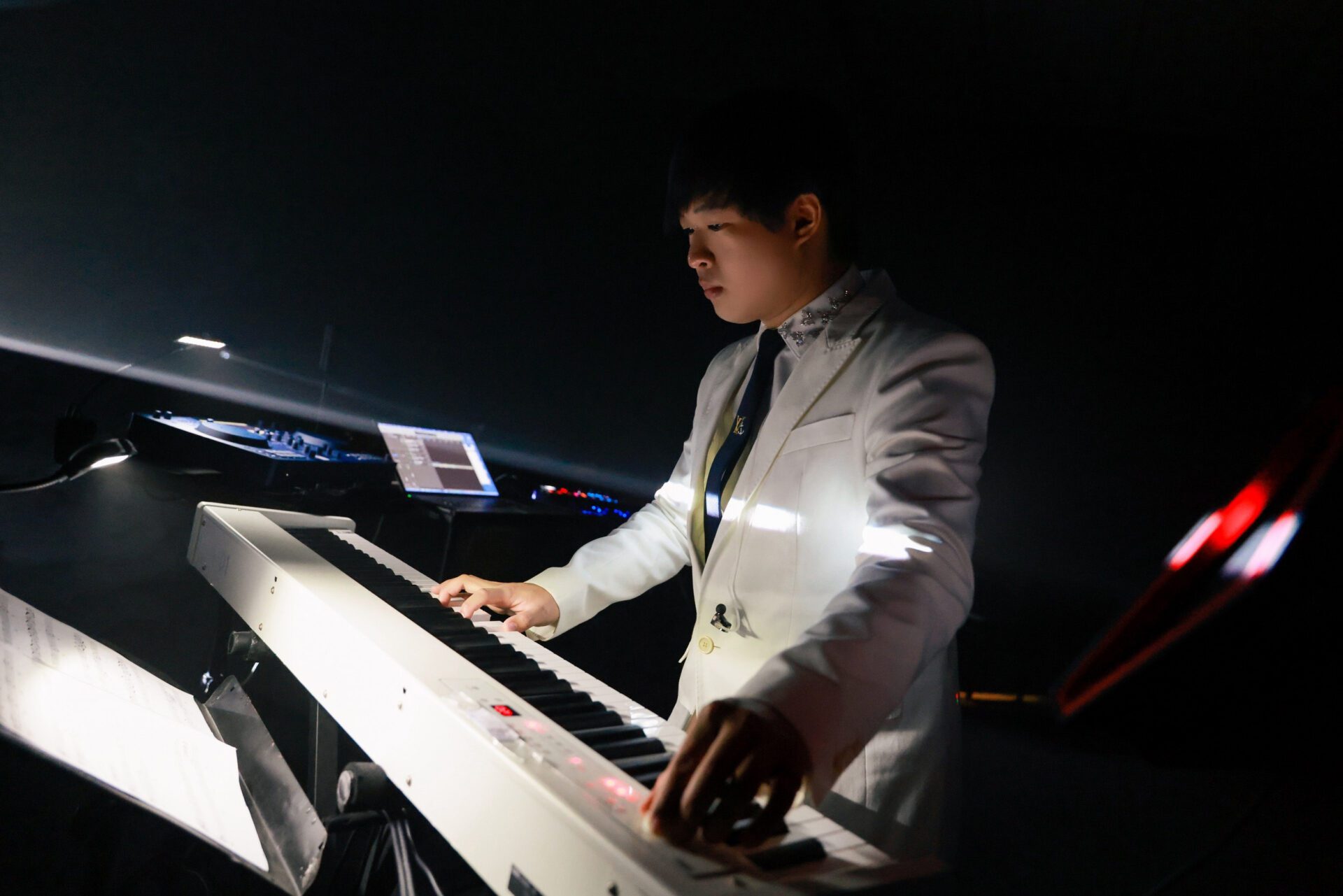 ZONG 蔣榮宗備戰三個月 黑暗中挑戰彈琴連樂譜都看不清 ZONG 蔣榮宗備戰三個月 黑暗中挑戰彈琴連樂譜都看不清