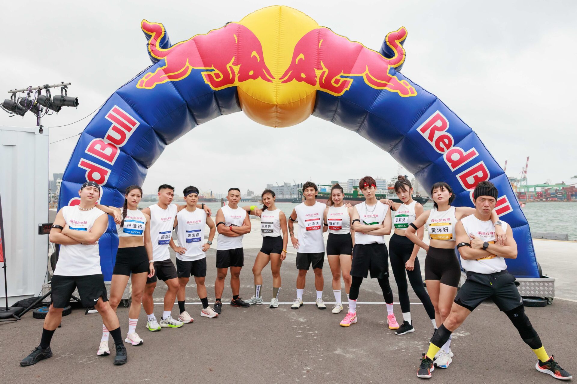 高雄港熱血開戰 人氣男團有偶包堅持髮型不能塌 62歲父子檔參賽感動全場