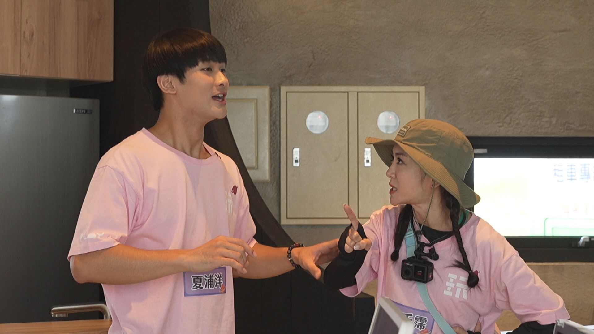 粉紅隊的楊千霈右與夏浦洋，賽前樂觀喊話。（圖：綜藝玩很大）