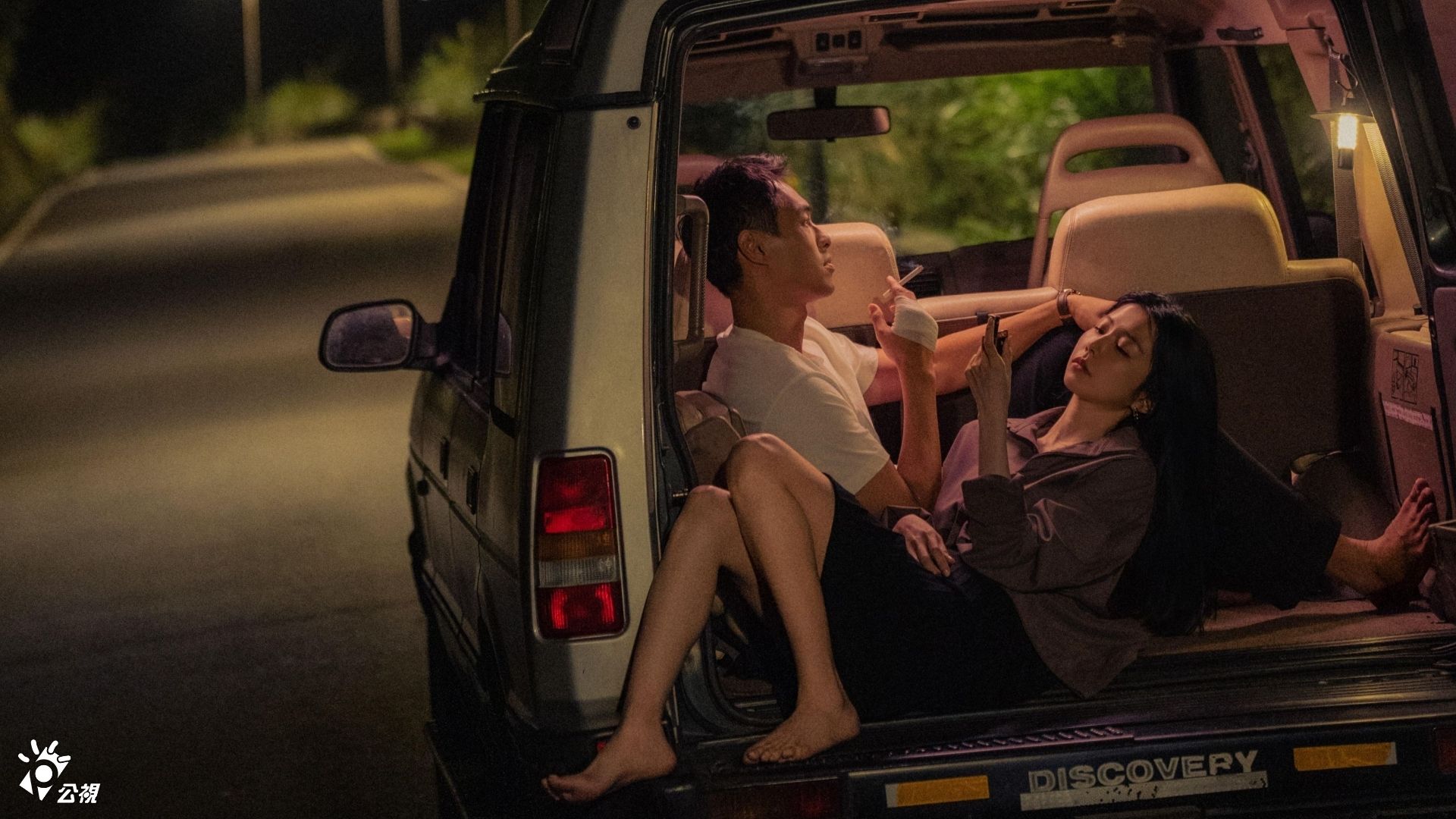 邵雨薇與楊祐寧激情車震 選在大馬路邊上演情感一發不可收拾