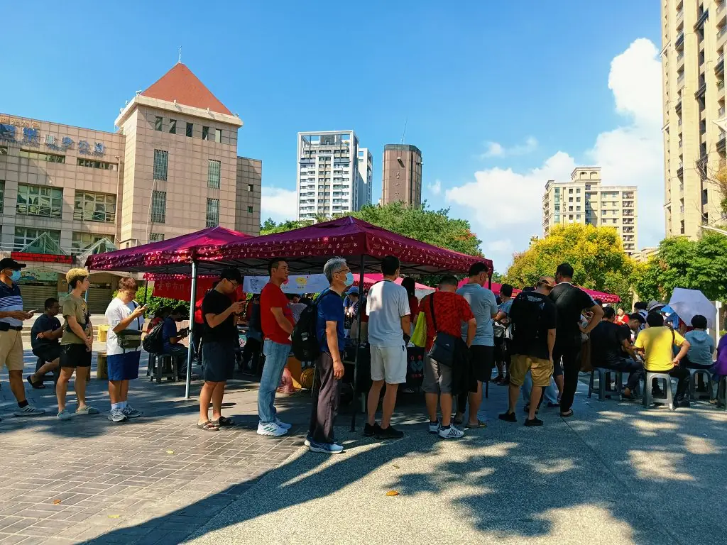 捐血護醫療 台中公益活動送禮券熊寶寶 吸引民眾排隊響應 捐血護醫療 台中公益活動送禮券熊寶寶 吸引民眾排隊響應