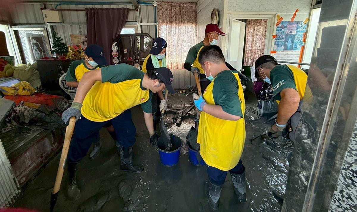 花蓮堰塞湖災後　1500佛光人深入佛祖街、馬太鞍清淤「終於看到地板了！