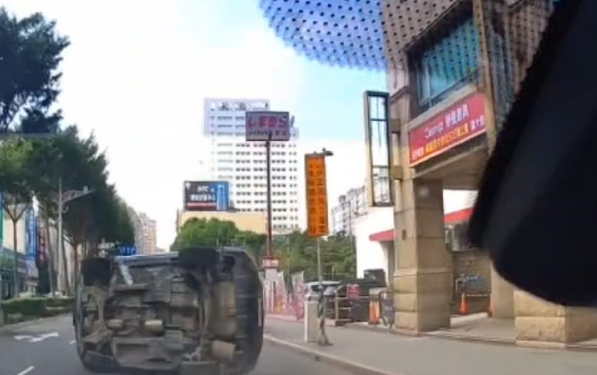 【有片】桃園通緝犯高速逃逸慘翻車 急喊：快救我老婆