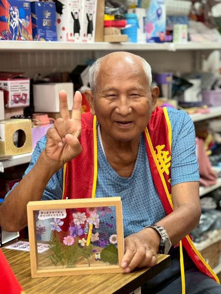 療癒押花手作伴孤老　華山基金會竹東站歡慶建站18週年感恩茶會