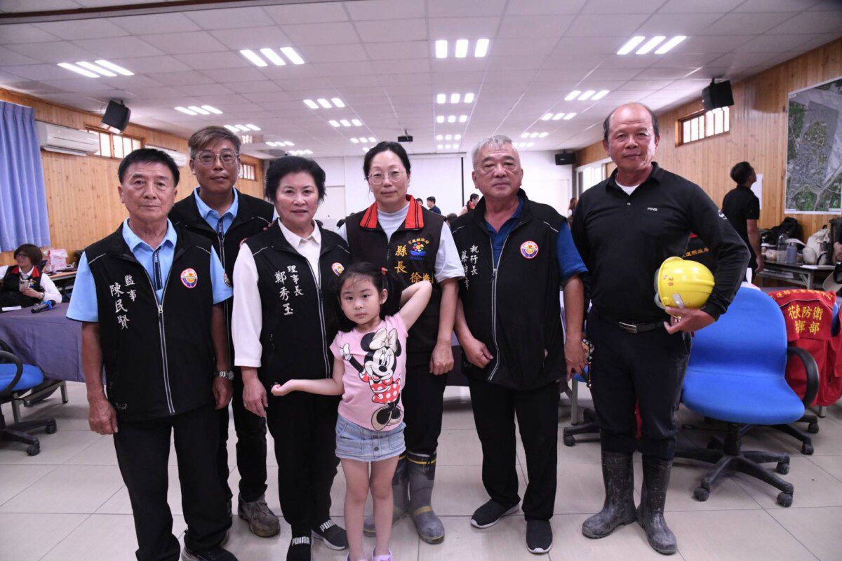 花蓮縣政府感謝嘉邑行善團奧援 全台最大七百型怪手進駐光復災區