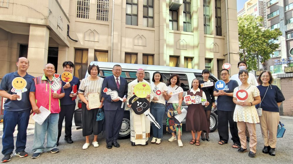 助南庄文化健康站守護長者交安　陳燦榮公益慈善基金會慨捐車輛