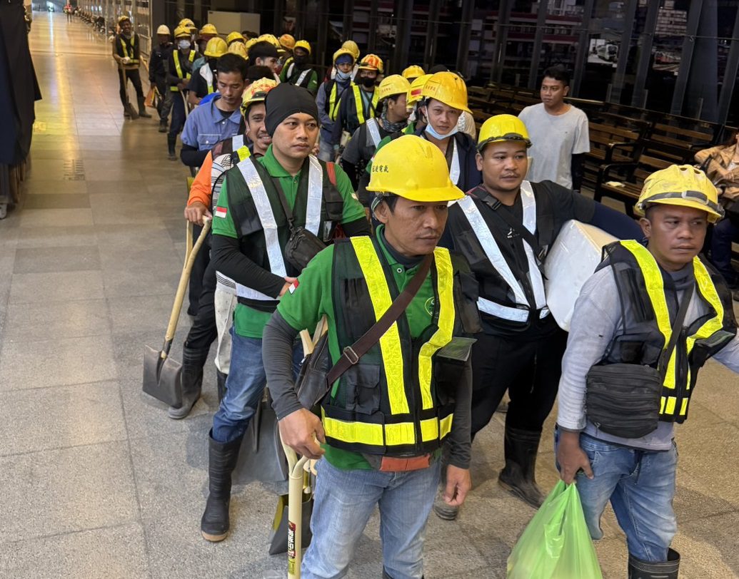 感動！印尼移工犧牲假日 組「黑皮志工隊」挺進光復救災