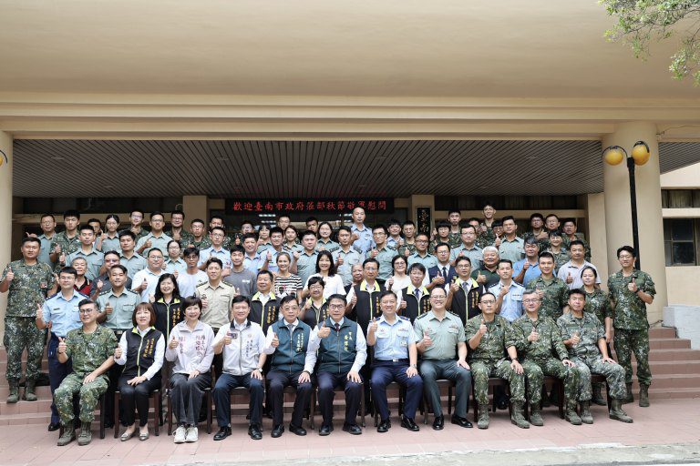 中秋慰勞國軍　黃偉哲贈慰勞金與農特產感謝官兵辛勞付出