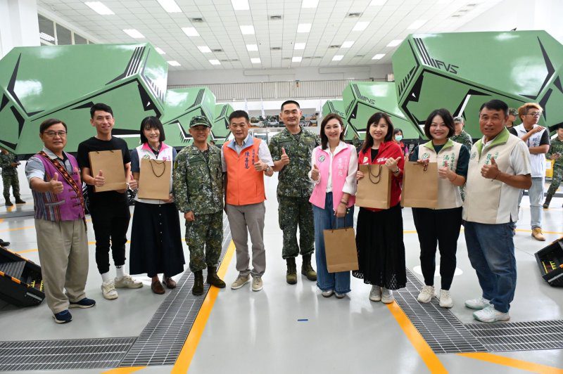 漾新聞|議員巾幗上陣!步訓部模擬射擊奪佳績 漾新聞|議員巾幗上陣!步訓部模擬射擊奪佳績