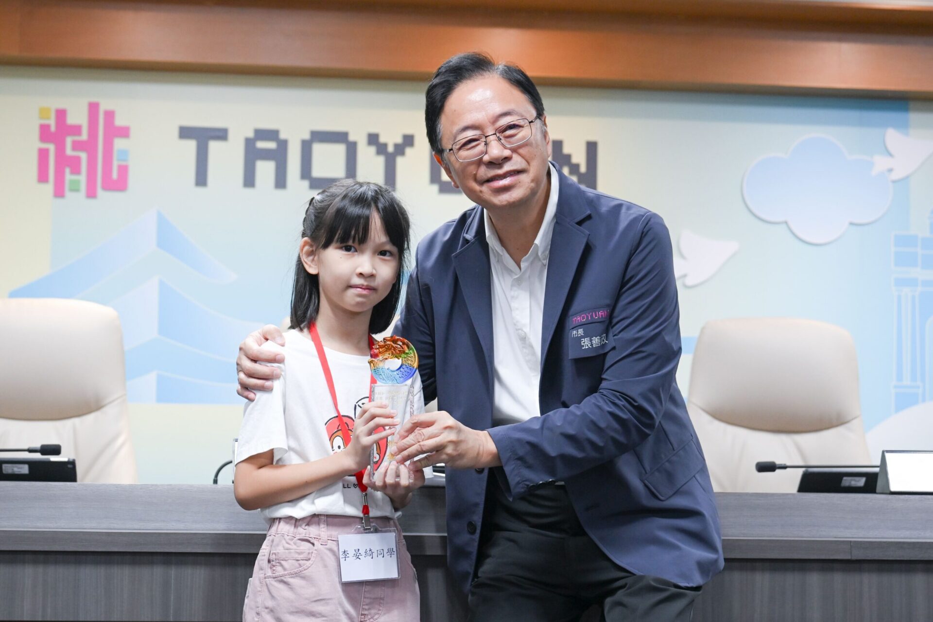 桃市國小女童獲頒孝行獎 為聽障父母推廣手語、捐髮助癌友 