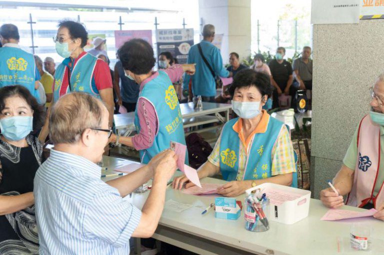 竹市流感新冠疫苗首波開打　邱臣遠代理市長鼓勵市民踴躍接種