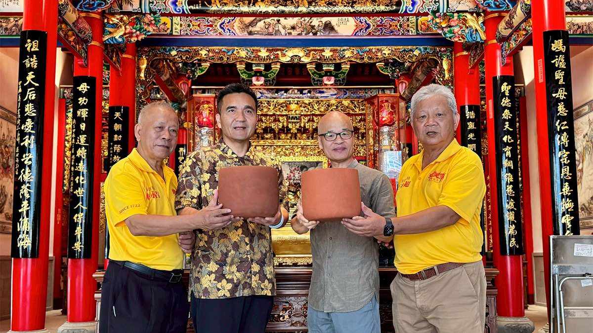 大庄囝仔工藝師陳金旺　用大肚山紅土為浩天宮添糊火缸傳佳話