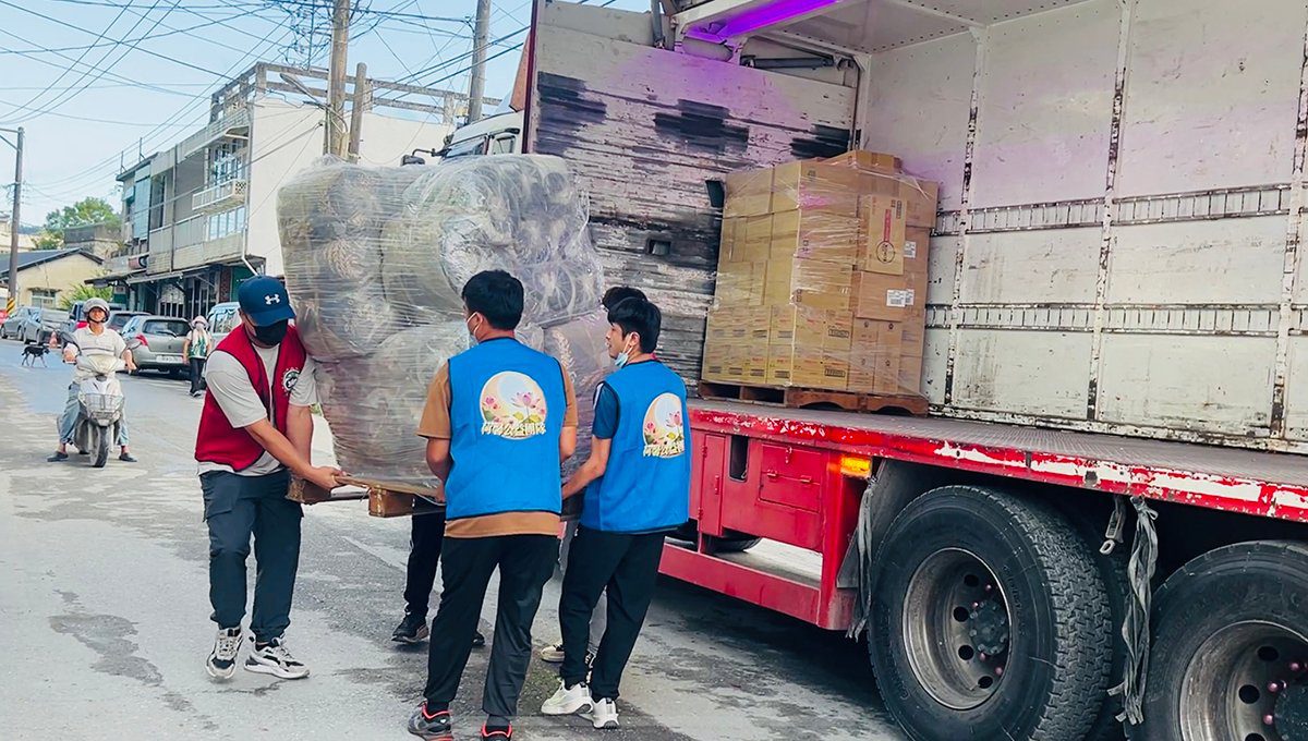 花蓮災後送暖　荷馨國際、蓮花普願攜手捐助50萬元物資