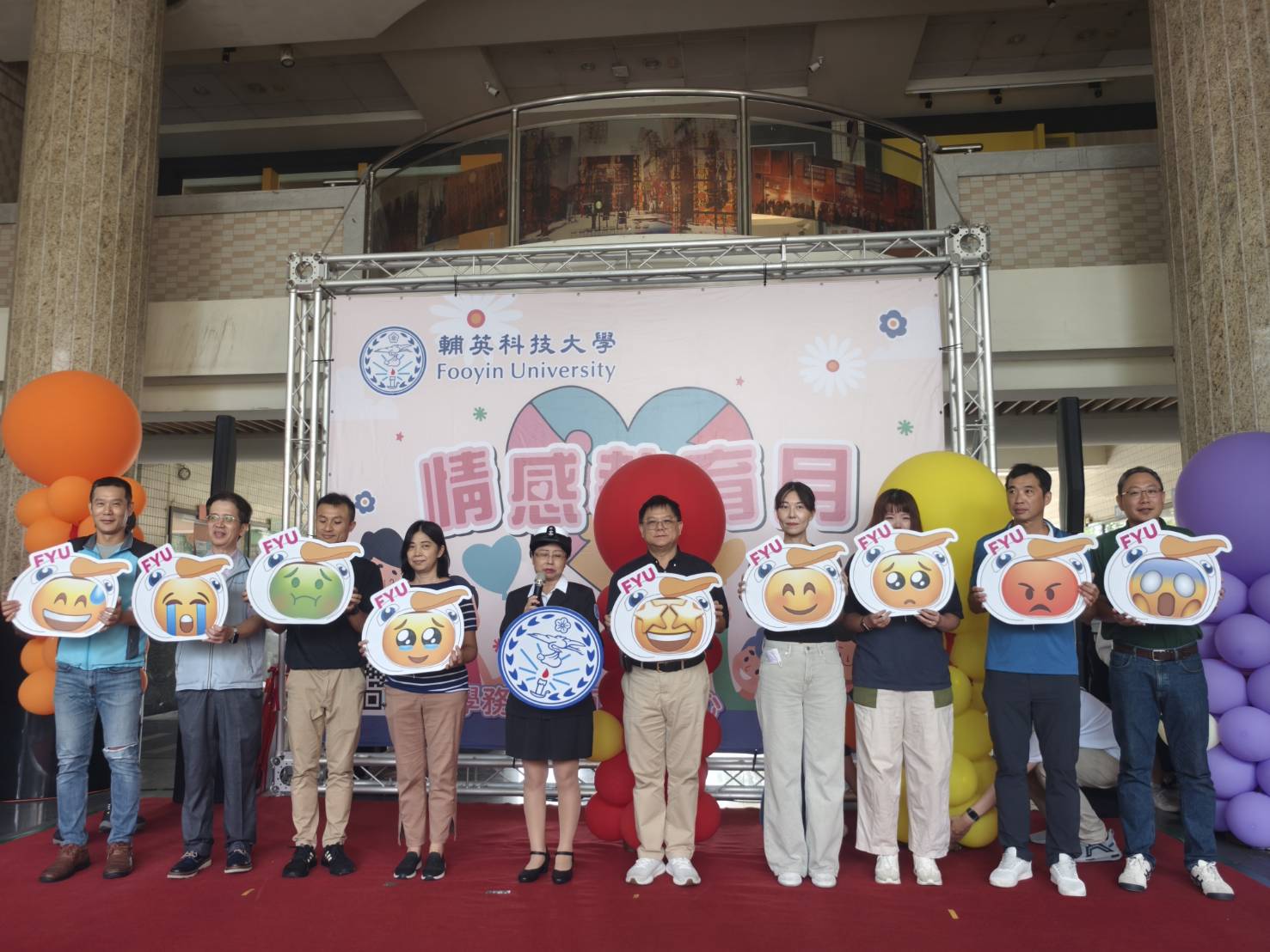 輔英科大情感教育月登場   林惠賢校長化身「輔英隊長」揭幕