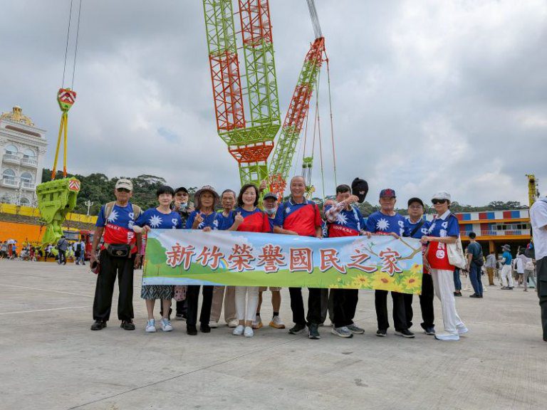 啟德重機械震撼登場　新竹榮家帶長輩參訪宏偉吊車展
