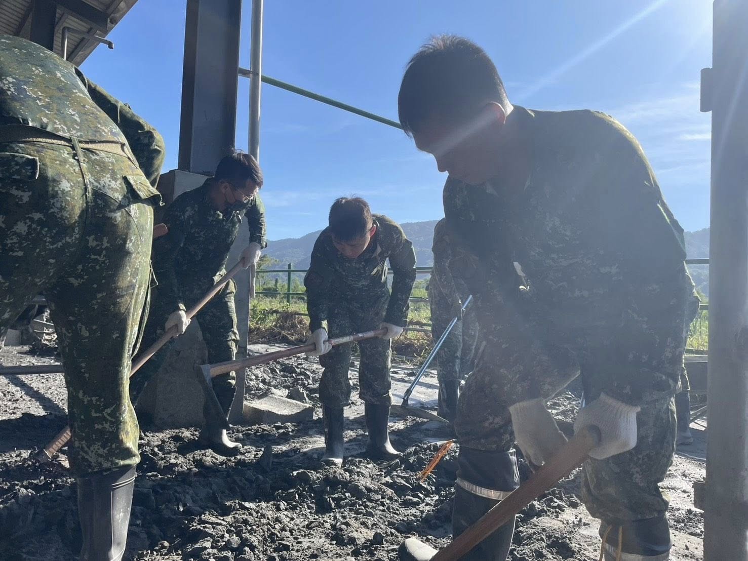 第5作戰區持續馳援花蓮 與居民並肩恢復家園環境