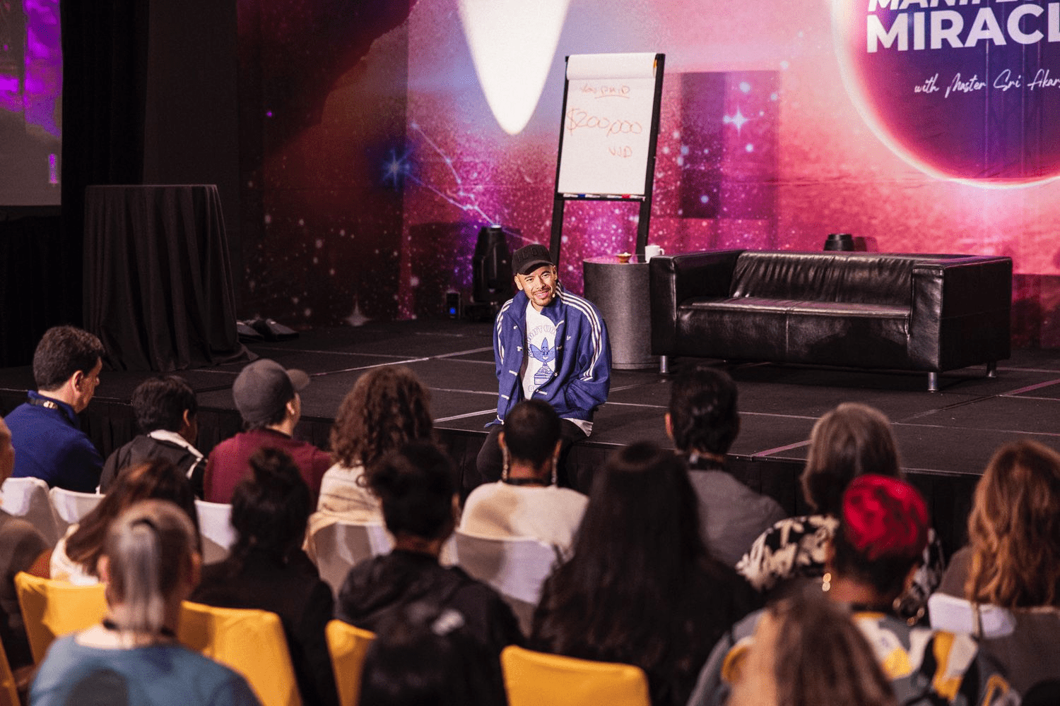 阿卡莎納赴美開“顯化奇蹟”課程 宣告獲泰勒絲唱片公司經紀邀約將成為國際歌手身份