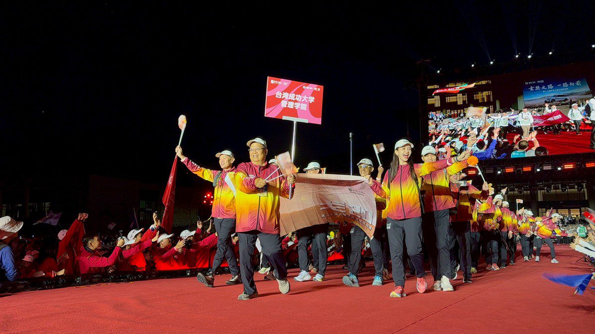 成大EMBA菁英挑戰戈壁 榮耀世界舞台