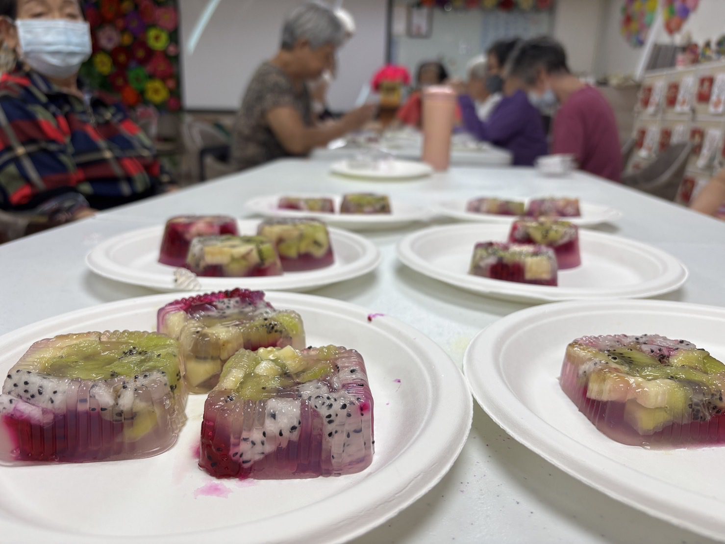 北榮桃園分院率長輩做果凍月餅 健康清爽又美味