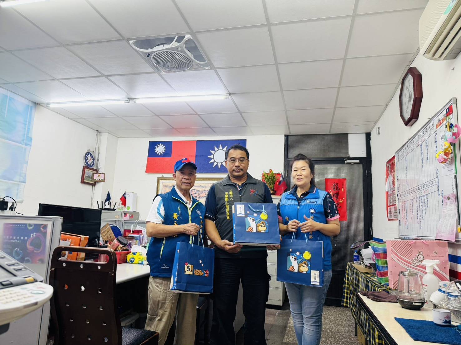 國民黨桃市黨部中秋送暖 愛心月餅贈慈善、身障團體