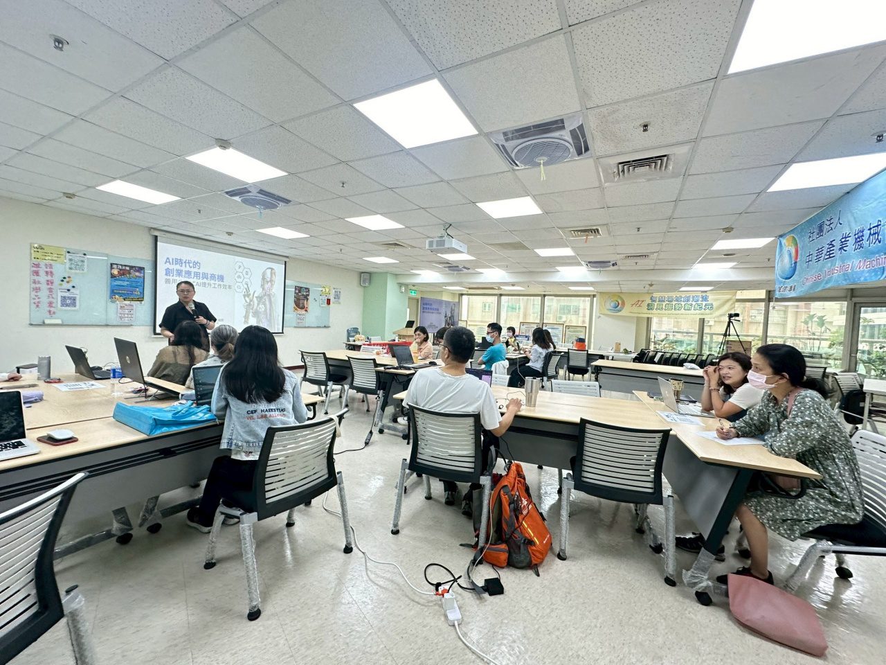 用AI驅動創意 用鏡頭打造品牌 高市勞工局帶領學員應用技術開發商機