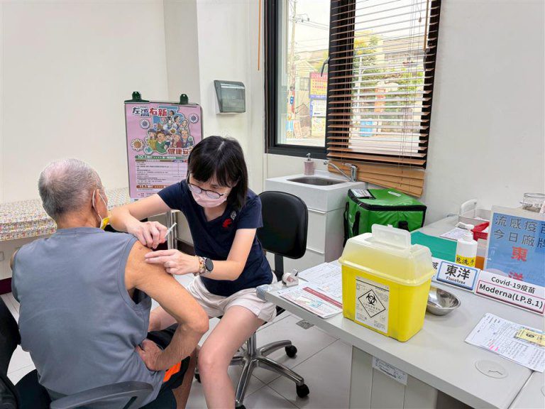 流感、新冠雙疫苗齊上陣~ 彰化首日接種踴躍! 流感、新冠雙疫苗齊上陣~ 彰化首日接種踴躍!