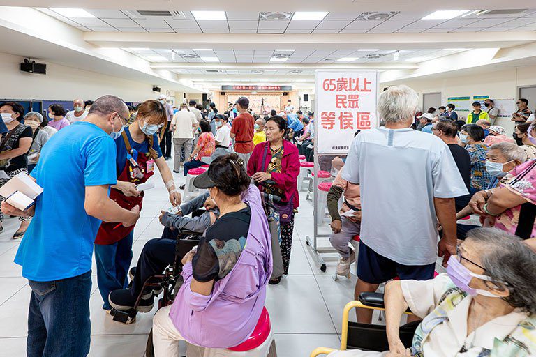 「左流右新」雙重防護健康再升級 張善政市長宣導疫苗施打 「左流右新」雙重防護健康再升級 張善政市長宣導疫苗施打