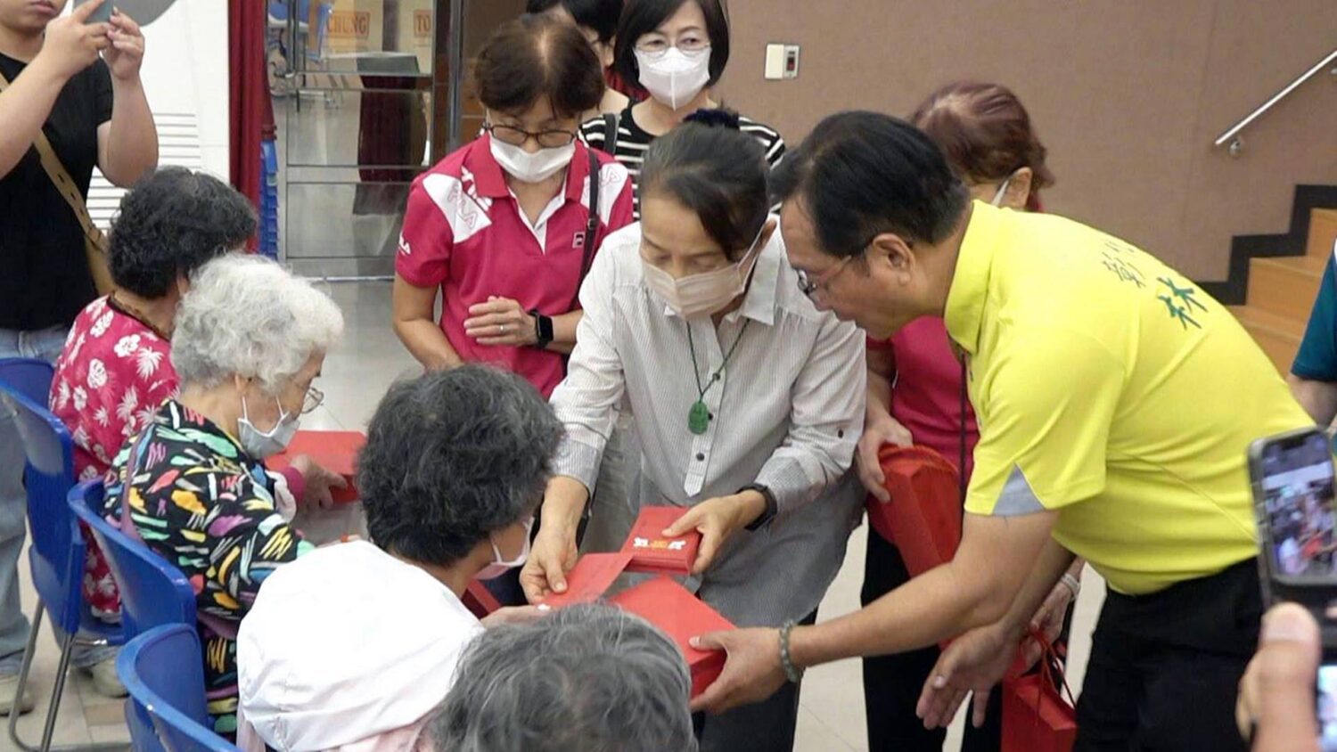 大通電子中秋節慰問金發放　彰化市63位獨居長者受惠