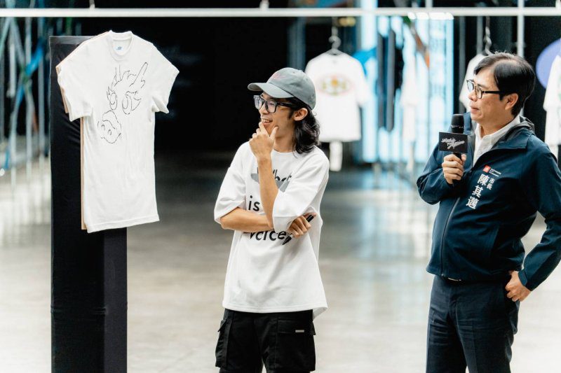 漾新聞|高雄設計節潮爆登場 陳其邁與林唯哲共創潮T