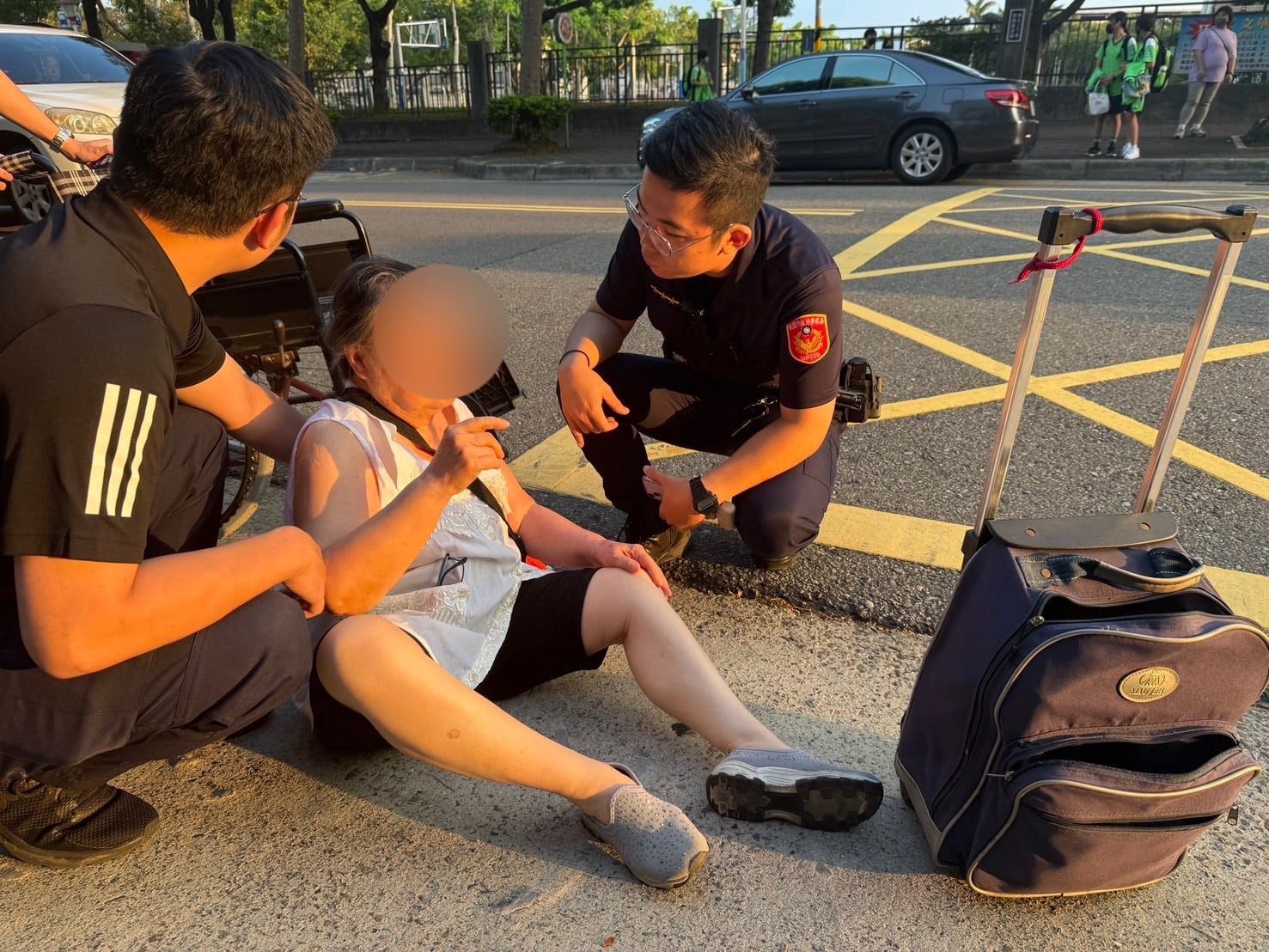 龜山婦1原因路倒派出所前 警秒衝出伸援送返家