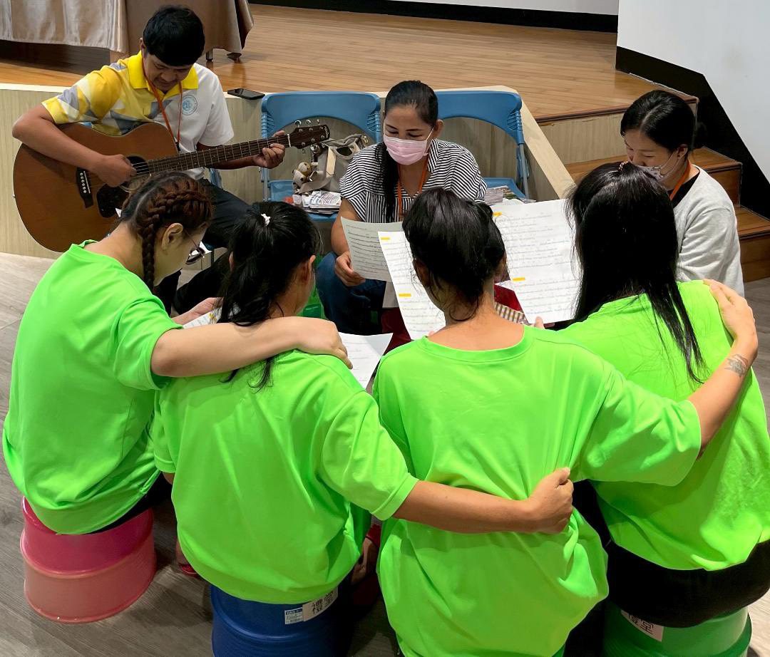 花好柚圓迎中秋 移民署高雄收容所熱鬧開唱 共享溫馨時刻