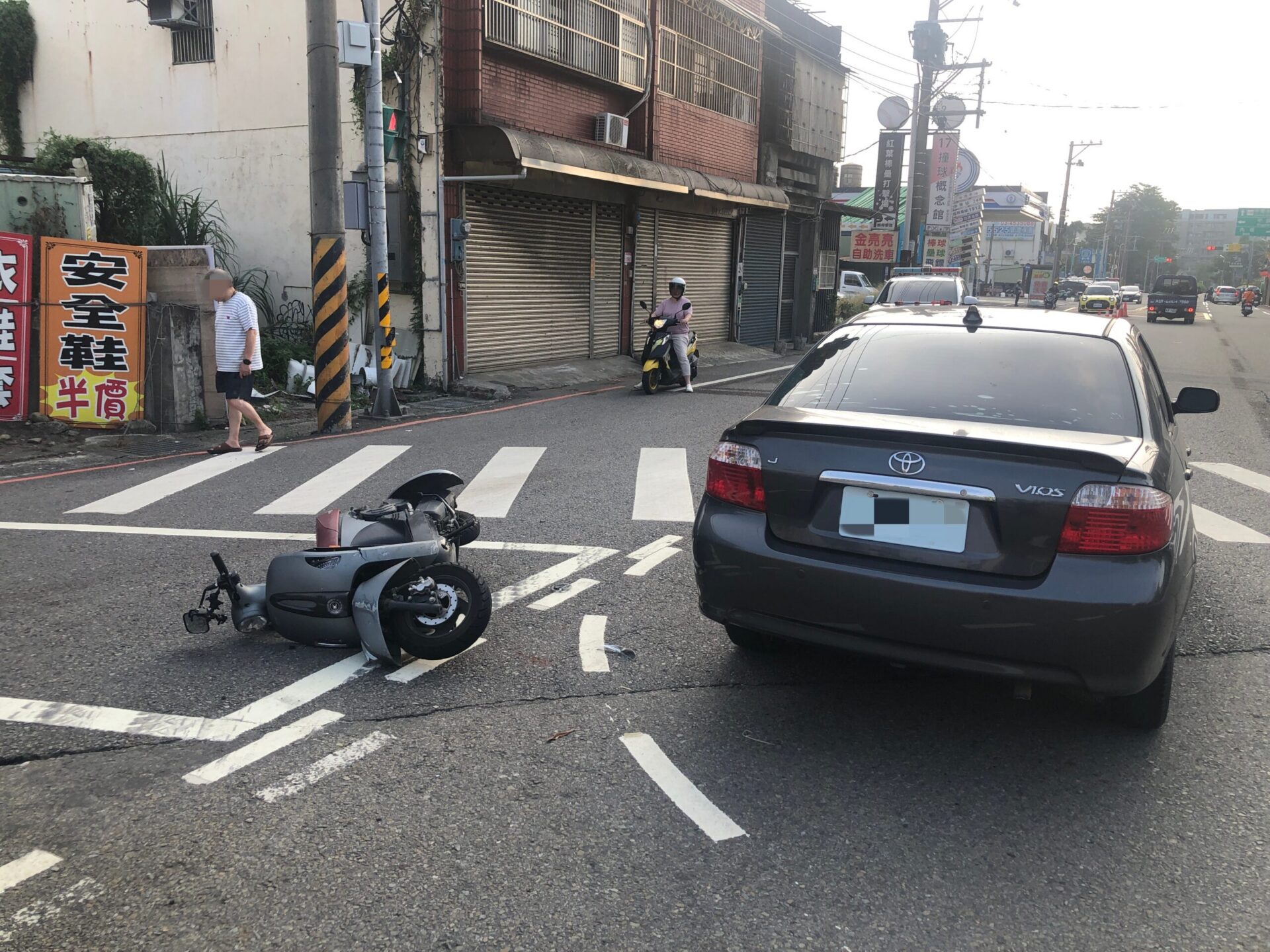 【有片】中壢轎車闖紅燈釀禍!女騎士遭撞飛「腦出血、右肩骨折」 【有片】中壢轎車闖紅燈釀禍!女騎士遭撞飛「腦出血、右肩骨折」
