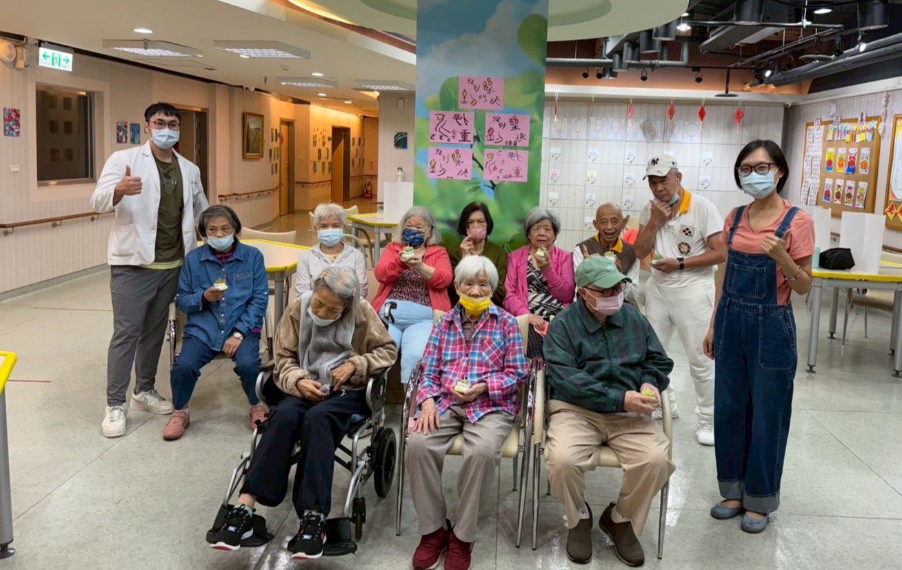 部桃日照中心迎中秋佳節 長輩做香氛蠟燭直呼「最特別的禮物」 部桃日照中心迎中秋佳節 長輩做香氛蠟燭直呼「最特別的禮物」