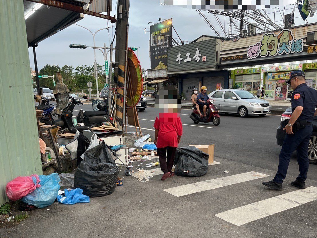 拾荒物堆放路旁 竹園警熱心協助婦人 拾荒物堆放路旁 竹園警熱心協助婦人