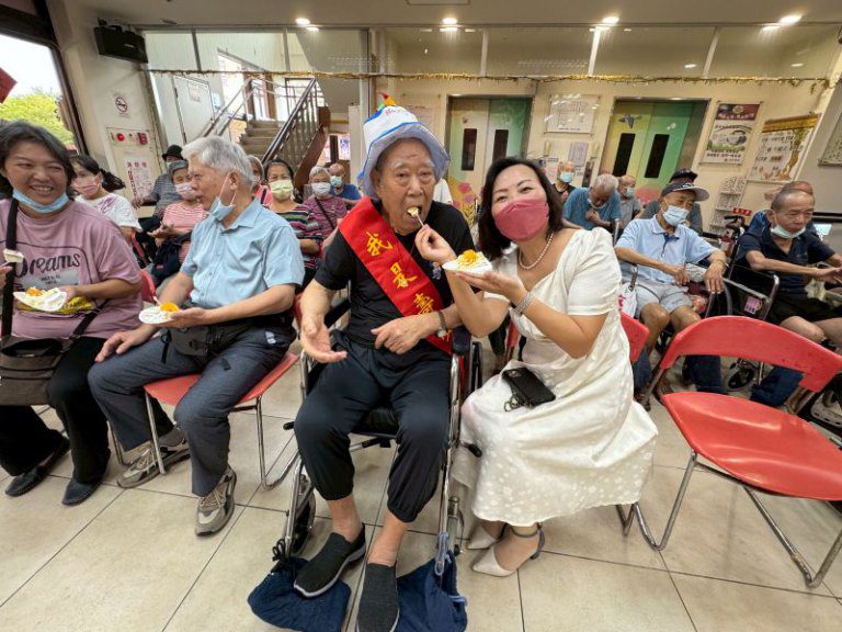 新竹榮家慶賀榮民史子英百歲壽辰　家人住民齊聚獻祝福